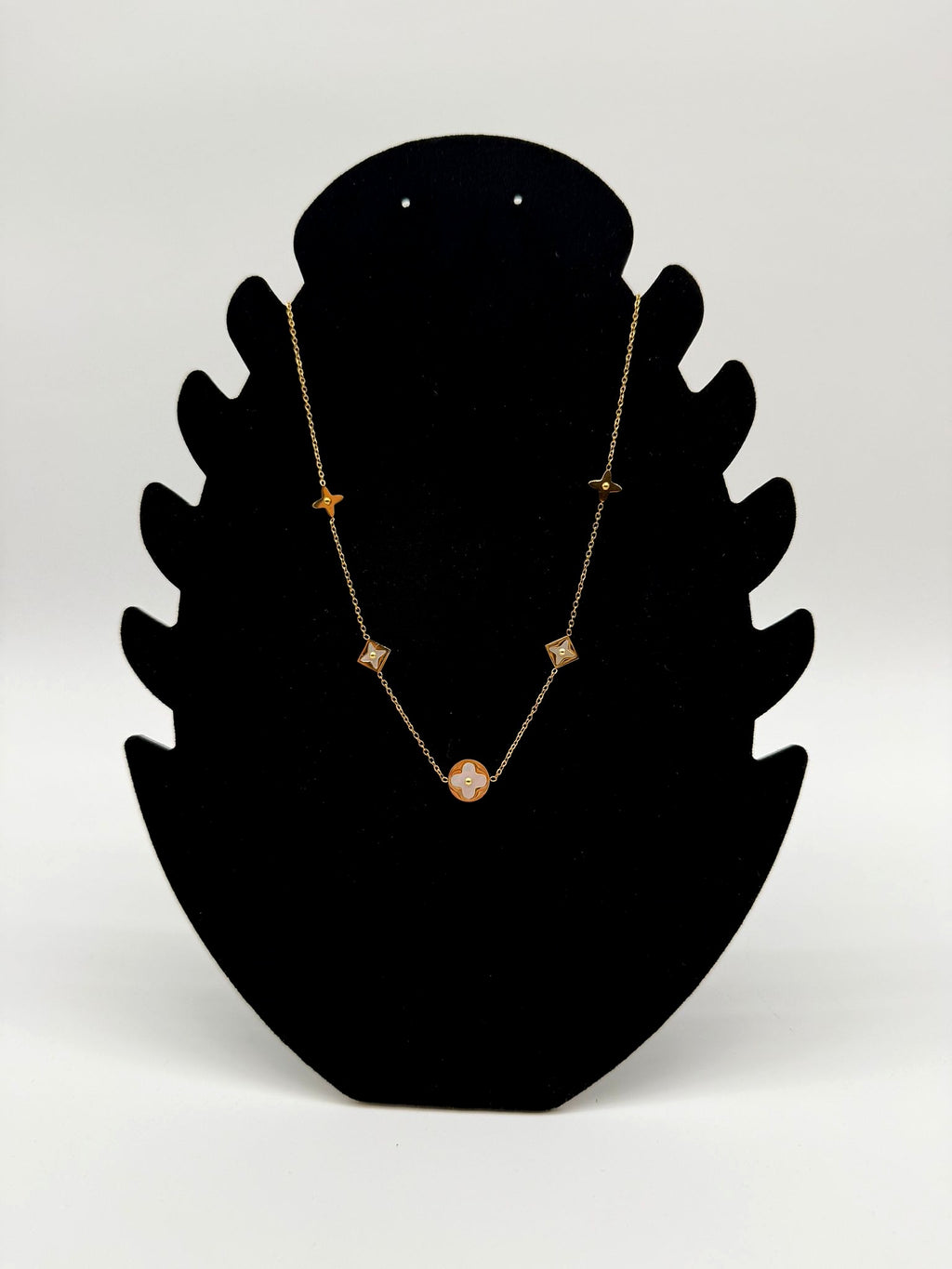 Collier en acier inoxydable doré fleur - détail