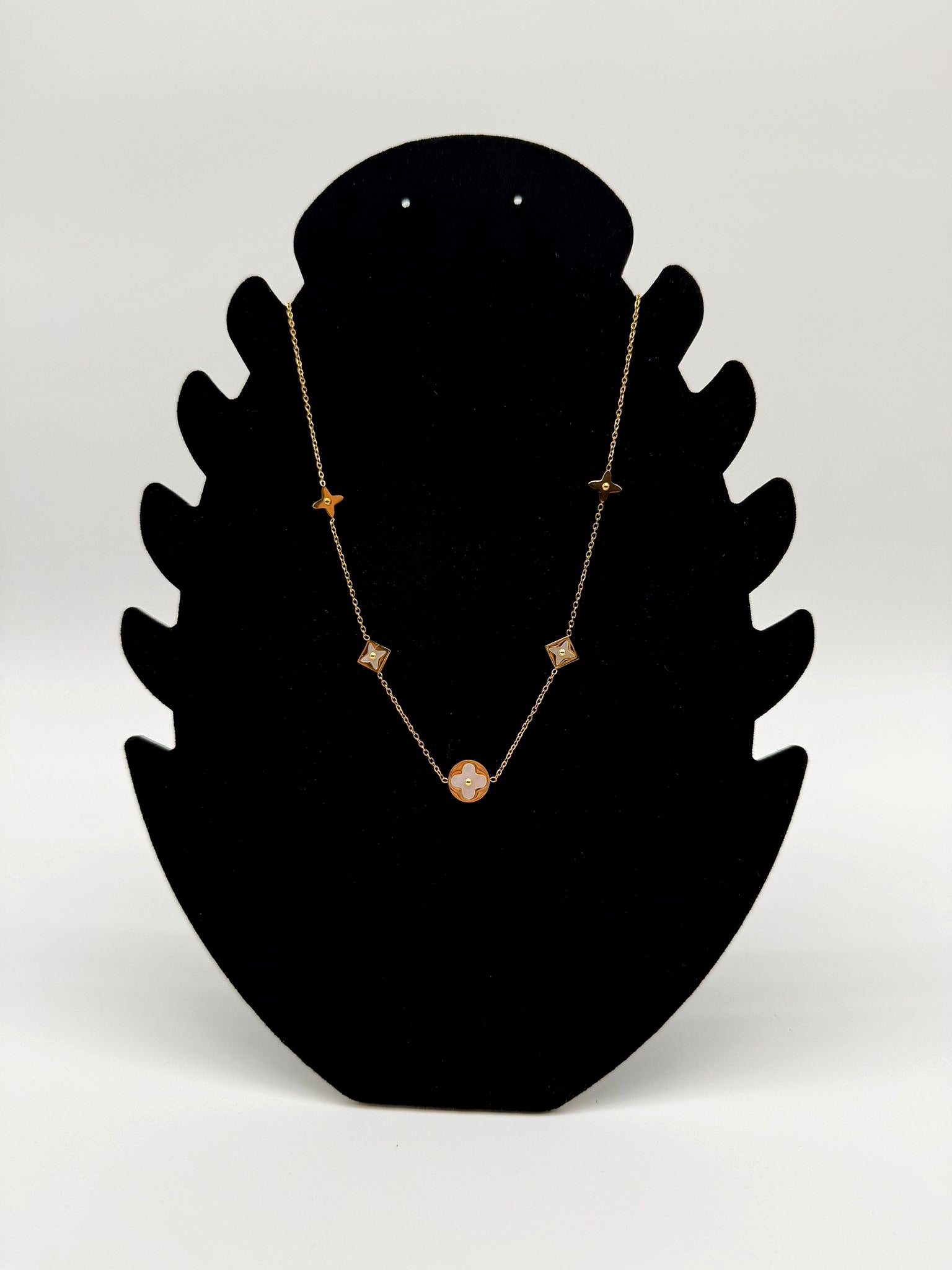 Collier en acier inoxydable doré fleur - détail