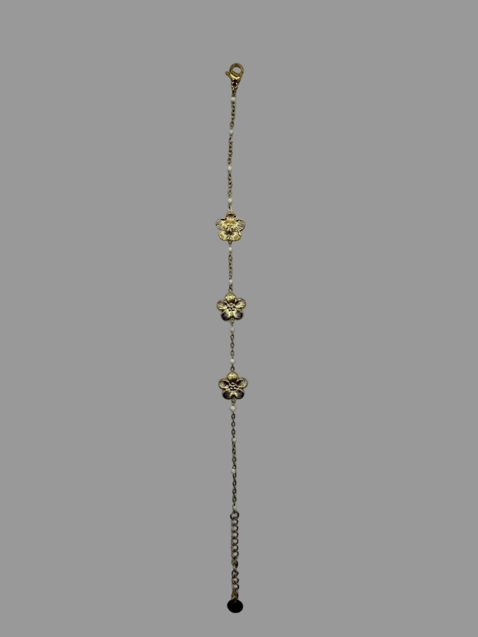 Bracelet en acier inoxydable trois trèfles - porté au poignet